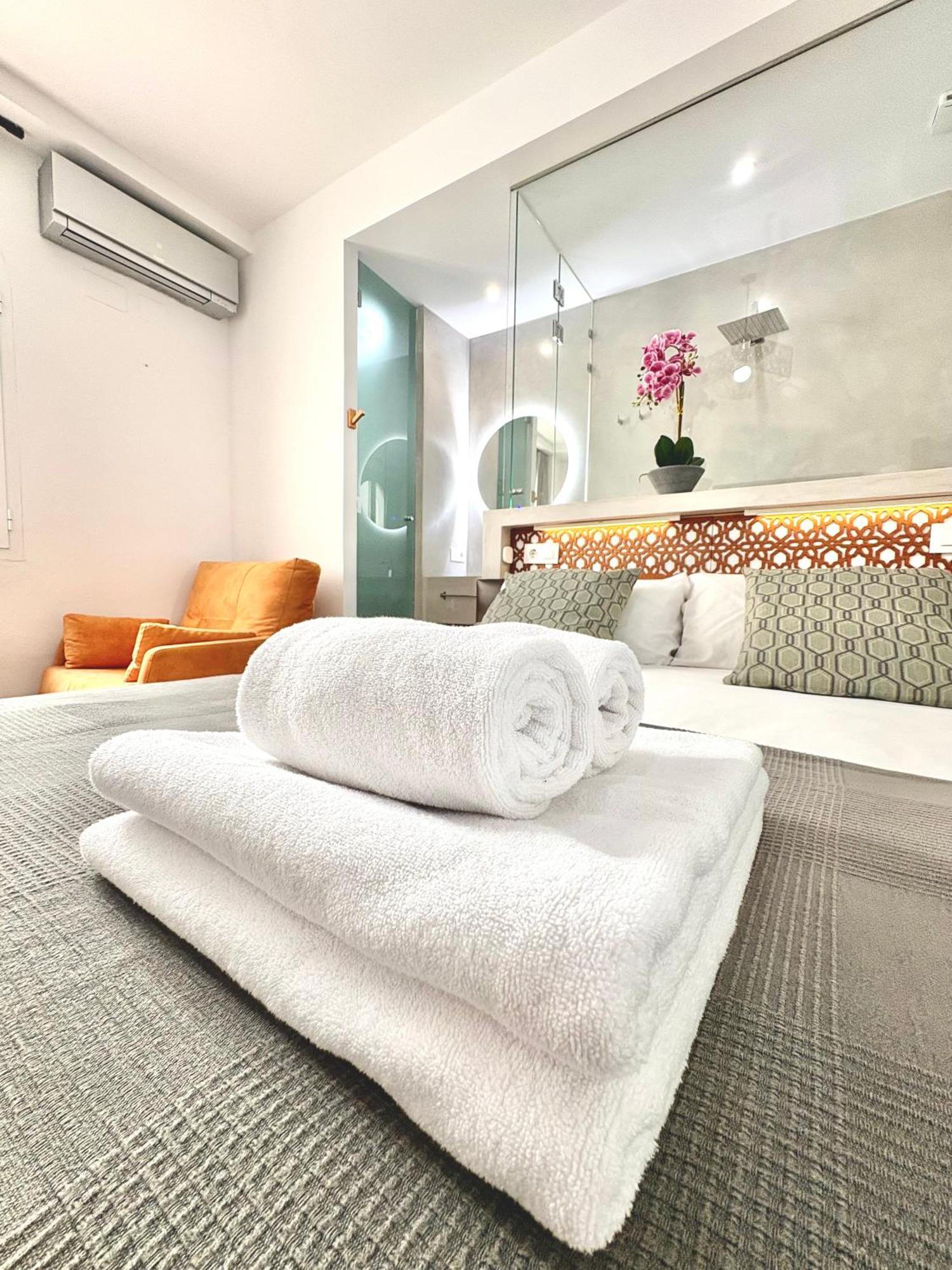 Unique House - Private Spa&Pool -StayinСевилья Экстерьер фото