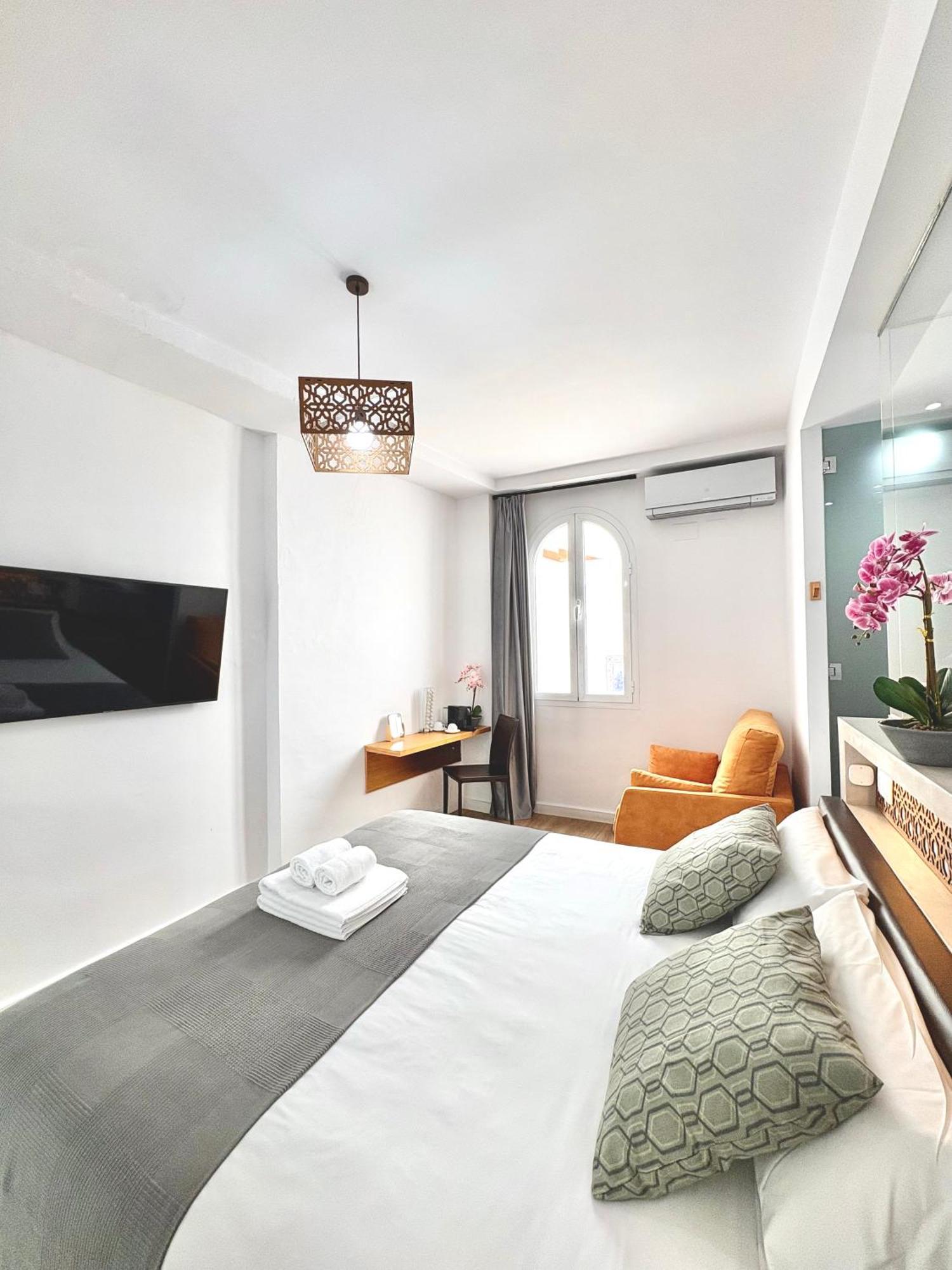 Unique House - Private Spa&Pool -StayinСевилья Экстерьер фото