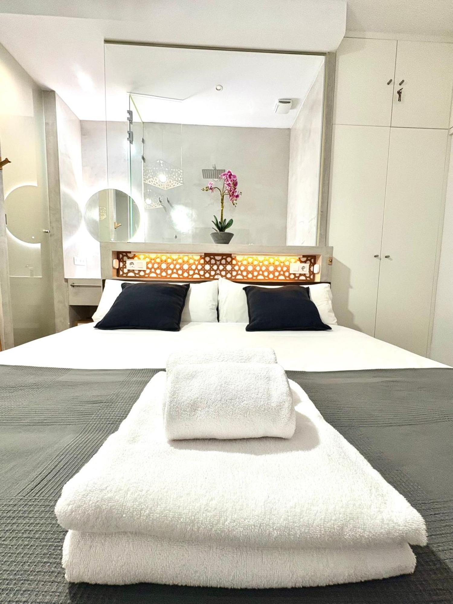 Unique House - Private Spa&Pool -StayinСевилья Экстерьер фото