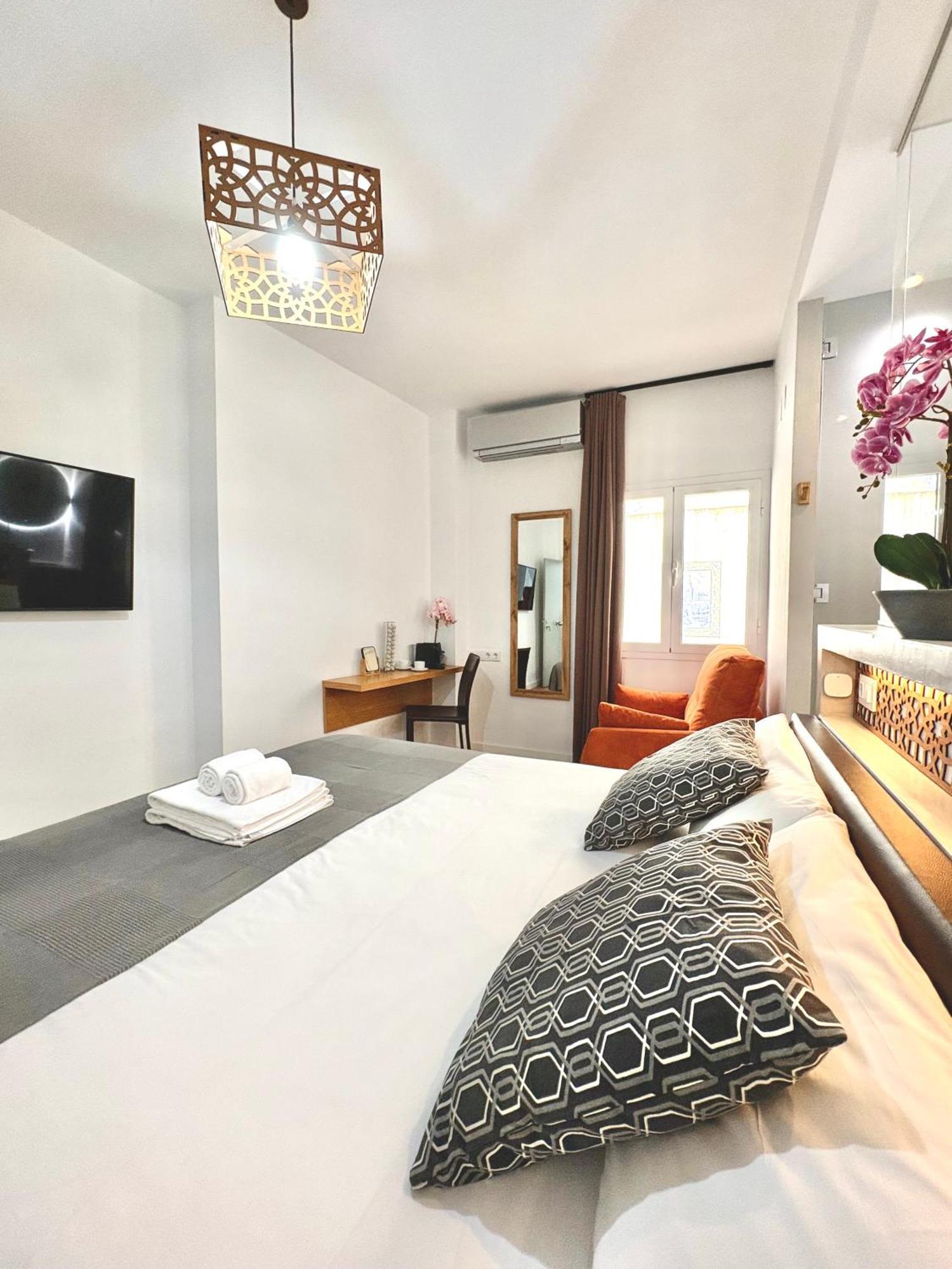 Unique House - Private Spa&Pool -StayinСевилья Экстерьер фото